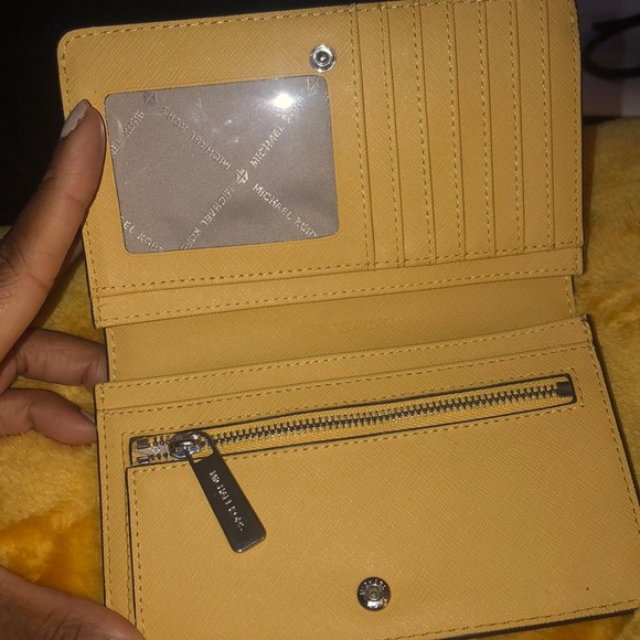 SOLD Michael Kors wallet like new - Picture 2 of 4